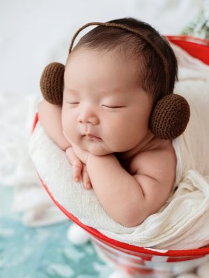 日常治愈番剧中少女在厨房做饭的温馨画面,暖黄灯光柔和