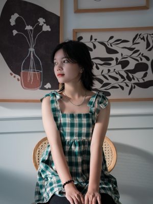 校园恋爱番剧里男女主在天台对视的柔和画面，午后阳光洒落